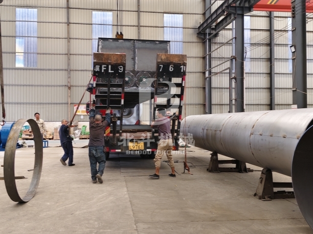 客戶定制的大型料倉(cāng)完成裝車發(fā)貨